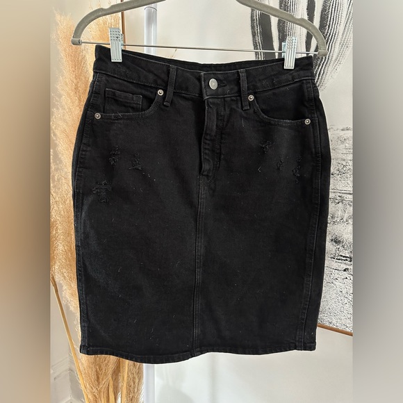 Distressed denim skirt, old navy size 4. Approx. knee length. Worn once - Picture 4 of 8